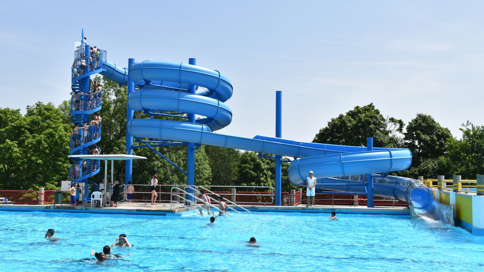 Schrägluft-Aufnahme Wasserrutsche