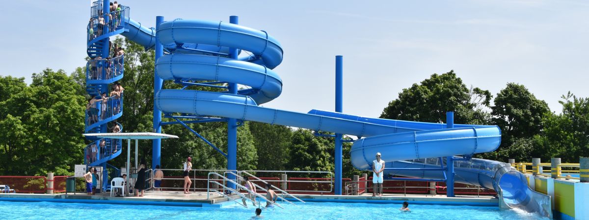 Schrägluft-Aufnahme Wasserrutsche