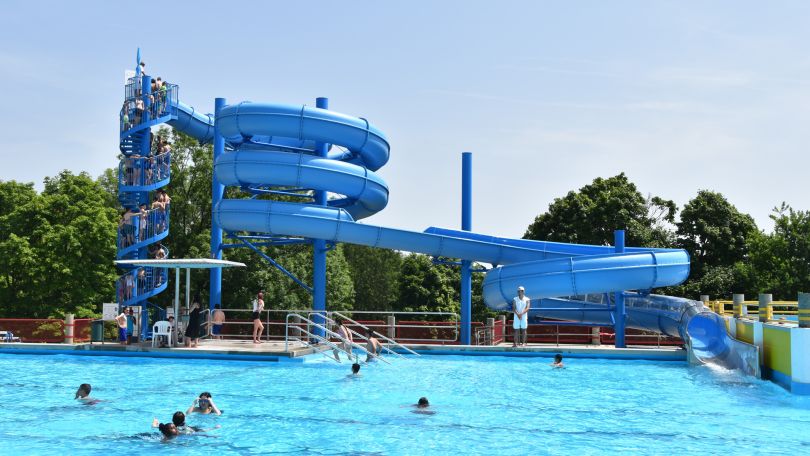 Schrägluft-Aufnahme Wasserrutsche