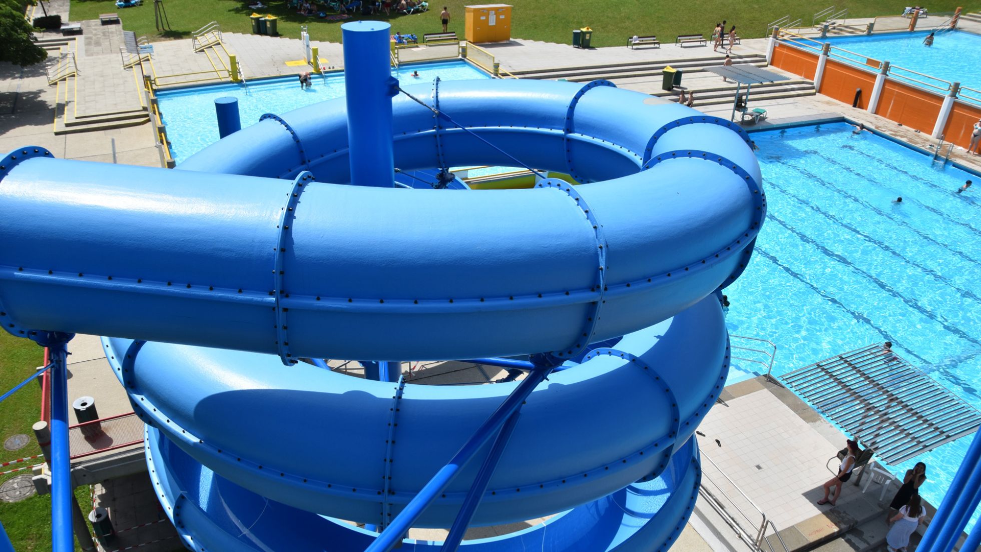 Schrägluft-Aufnahme Wasserrutsche