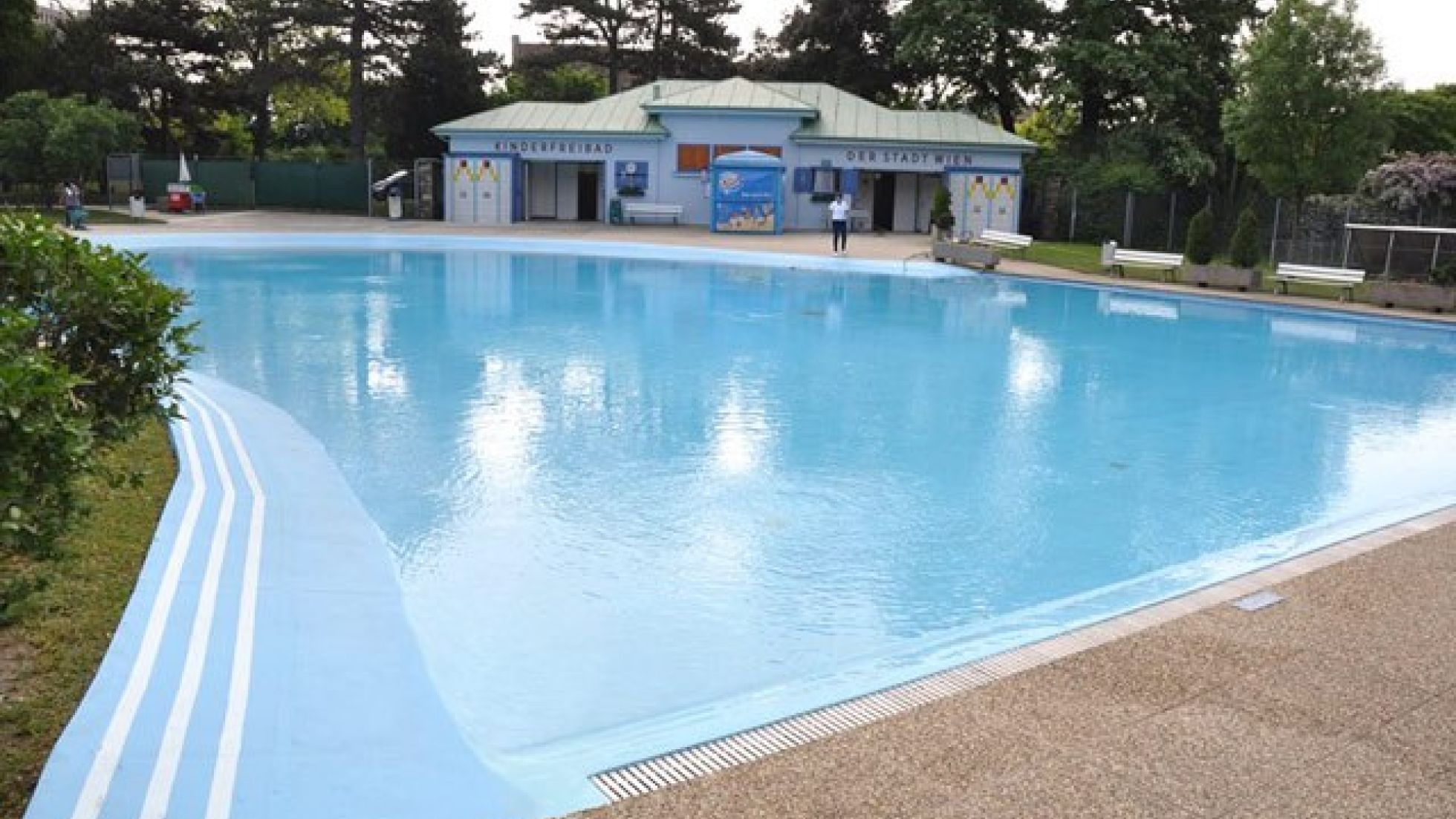 copyright: Stadt Wien/Horst Lassnig Rundes Freibecken mit Kindern und Erwachsenen