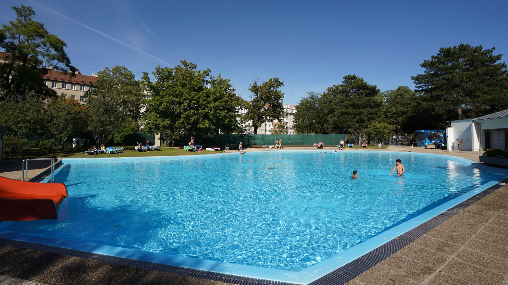 copyright: Stadt Wien/Horst Lassnig Freibecken mit Kindern