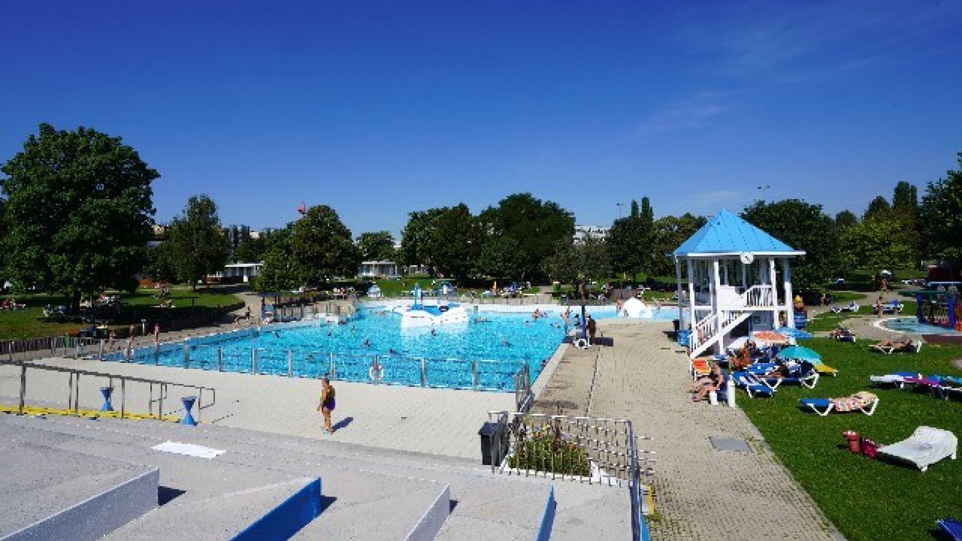 Becken und Liegefläche im Simmeringer Bad