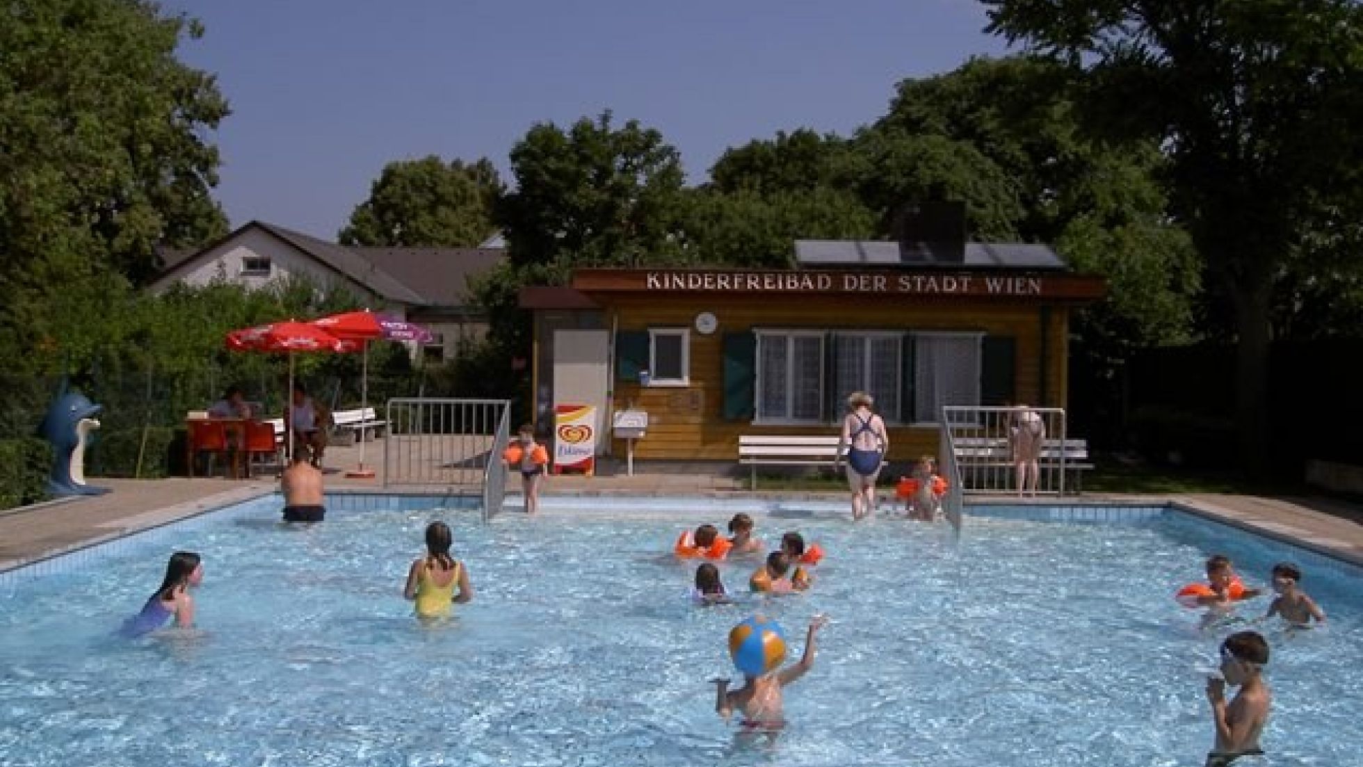 copyright: Wiener Bäder (MA 44) Kinderbecken im Freien mit badenden Kindern