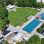 2 Freibad-Becken und eine große, halbkreisförmige Liegewiese.