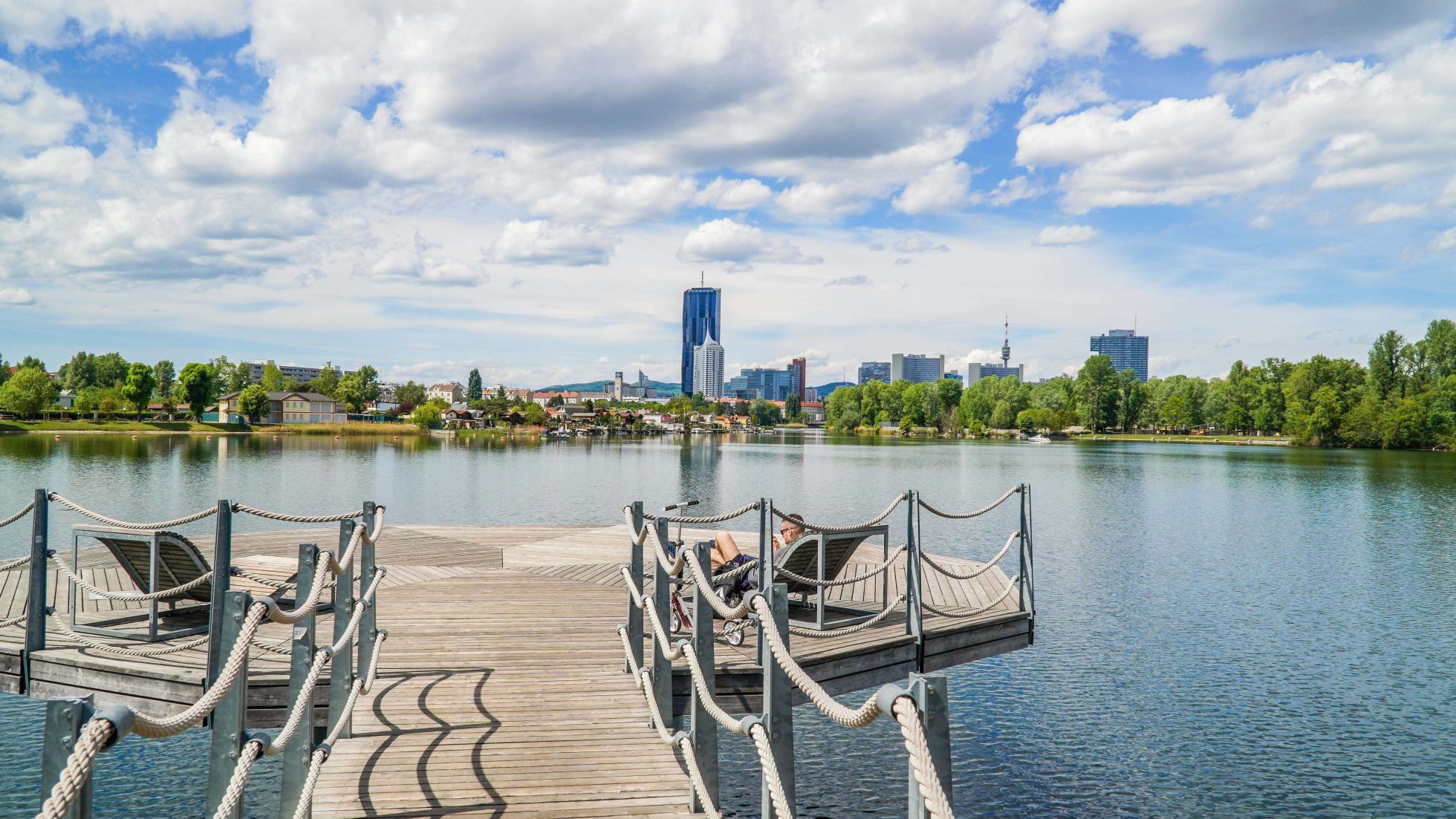 Badesteg an der Promenade der Unteren Alten Donau mit DC-Tower und UNO-City im Hintergrund