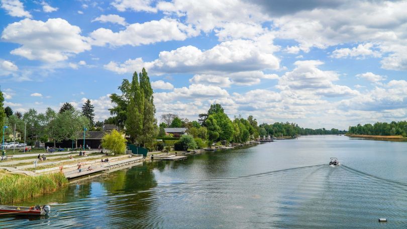 copyright: MA45/Christian Fürthner Auf der neuen Donau fährt ein Boot, am linken Ufer ist der terrassenförmige Kagraner Uferplatz.