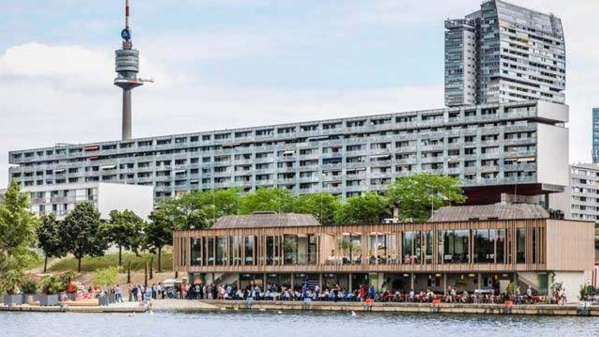 Modernes Gastrogebäude am Ufer der Neuen Donau.