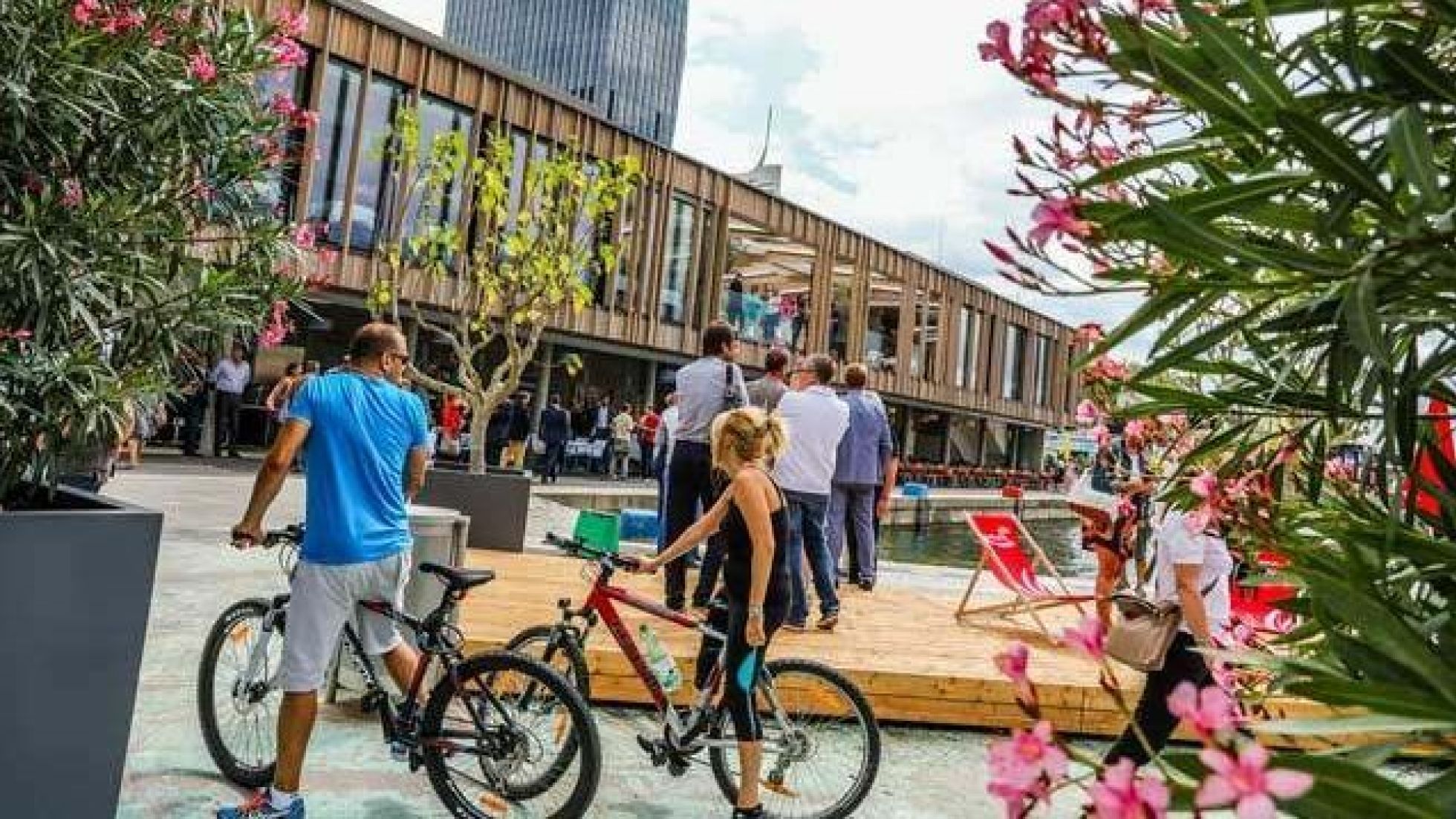 copyright: Stadt Wien - Christian Fürthner 2 Menschen stehen mit ihren Fahrrädern am Areal des Copa Beach.