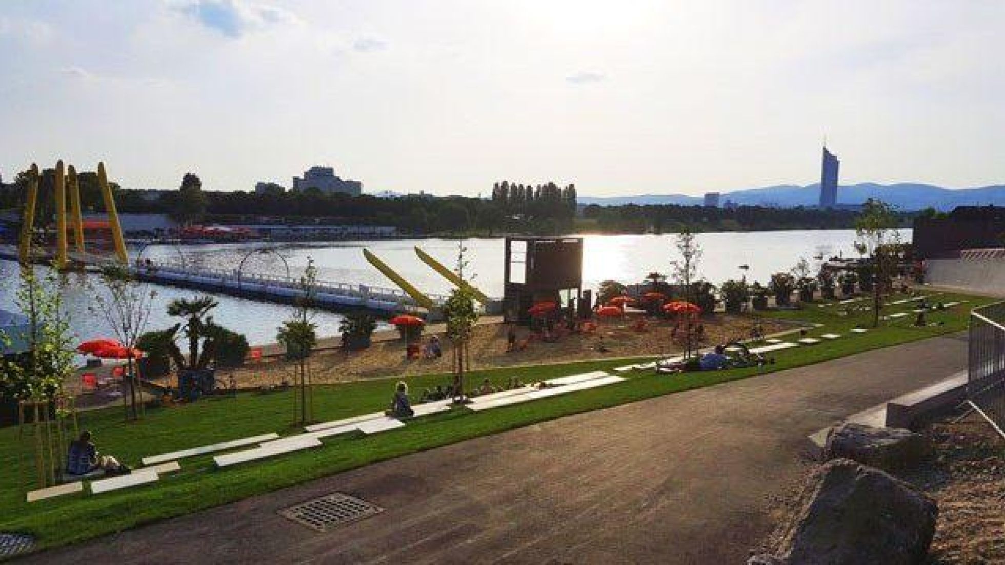 copyright: Lenikus Zufahrtsstraße zum Copa Beach mit Liegebereich und Fußgängerbrücke über die Neue Donau.
