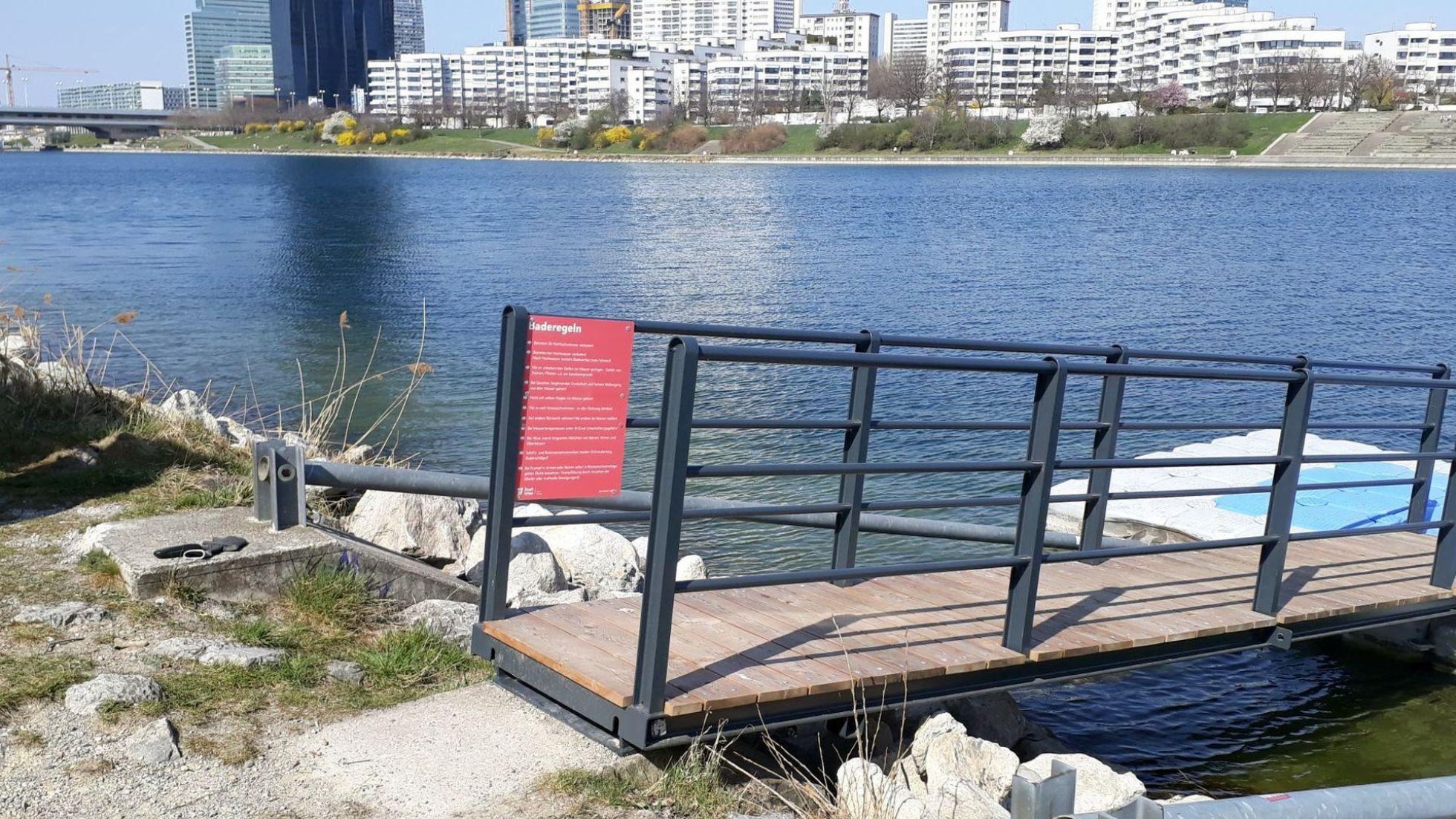 Schwimminseln aus Hartplastik mit Steg und Geländert