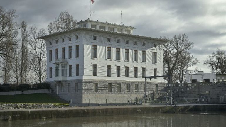 copyright: viadonau / Zinner Schleusengebäude am Spittelauer Sporn mit Donaukanal im Vordergrund