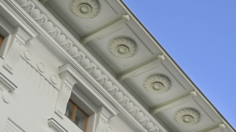 copyright: viadonau / Zinner Detailfoto der Ornamente am Dachvorsprung des Schleusengebäudes am Spittelauer Sporn
