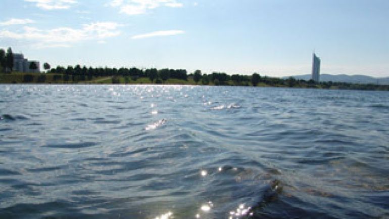 Blick auf die Neue Donau, im Hintergrund ein Wolkenkratzer