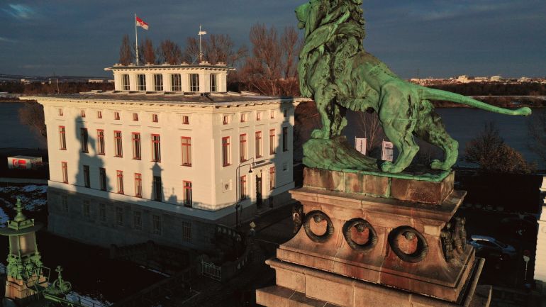 copyright: Wolfgang Czernilofsky Schleusengebäude seitlich von einem erhöhten Standpunkt aus gesehen