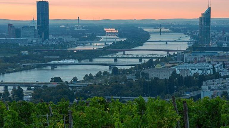 copyright: MA 45/WIENER WILDNIS Blick über Neue Donau und Donau mit Brücken, Weinbergen und Gebäuden