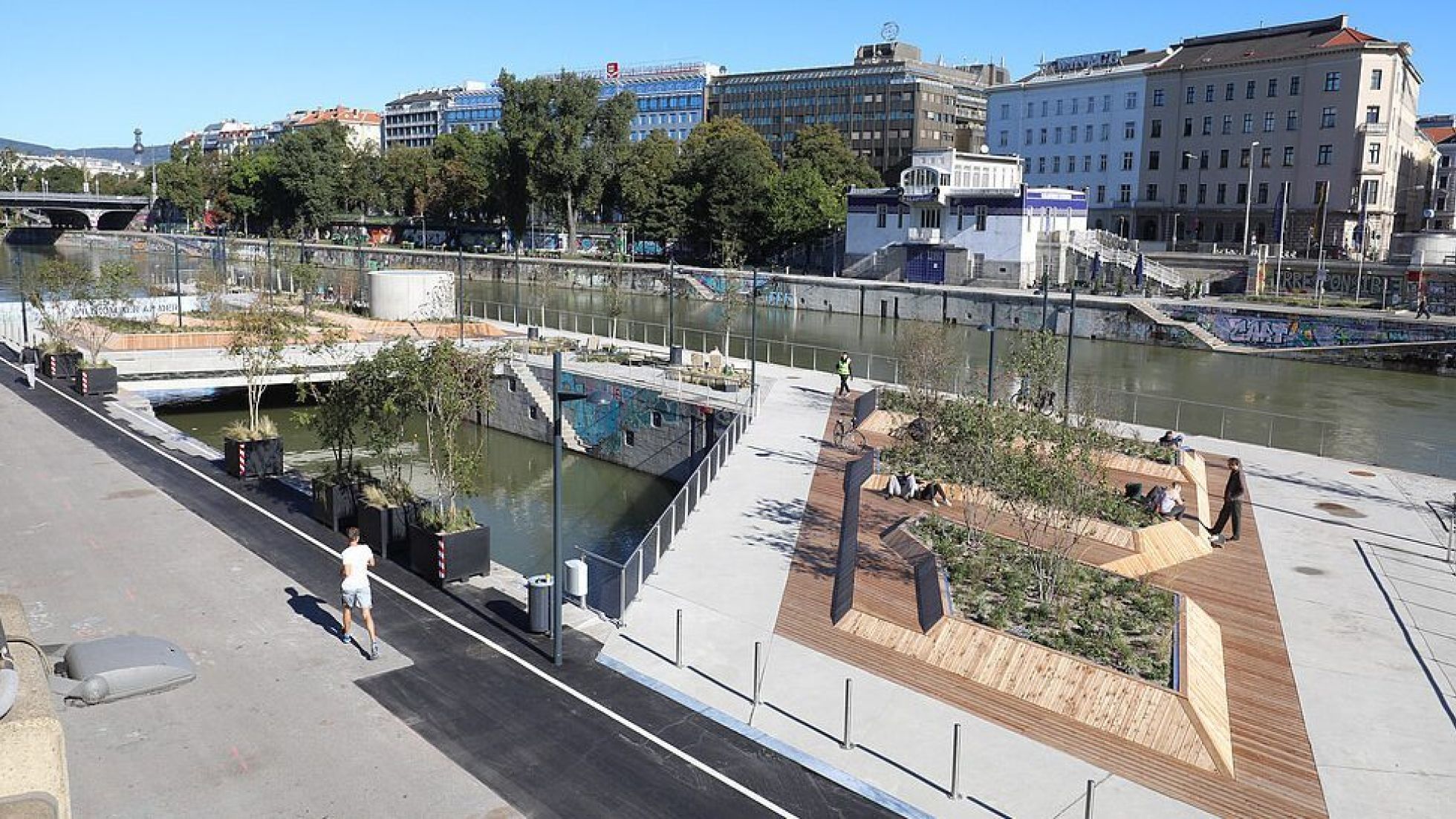 copyright: WGM/Christian Fürthner Liegemöglichkeiten aus Holz am Donaukanal