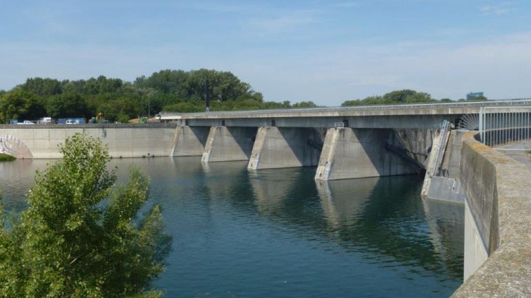 Fluss mit Wehranlage