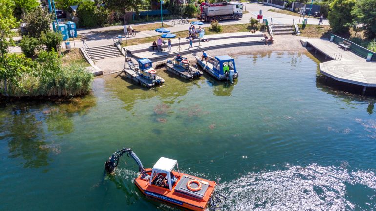 Mehrere Mähboote bei Einsatz auf der Alten Donau