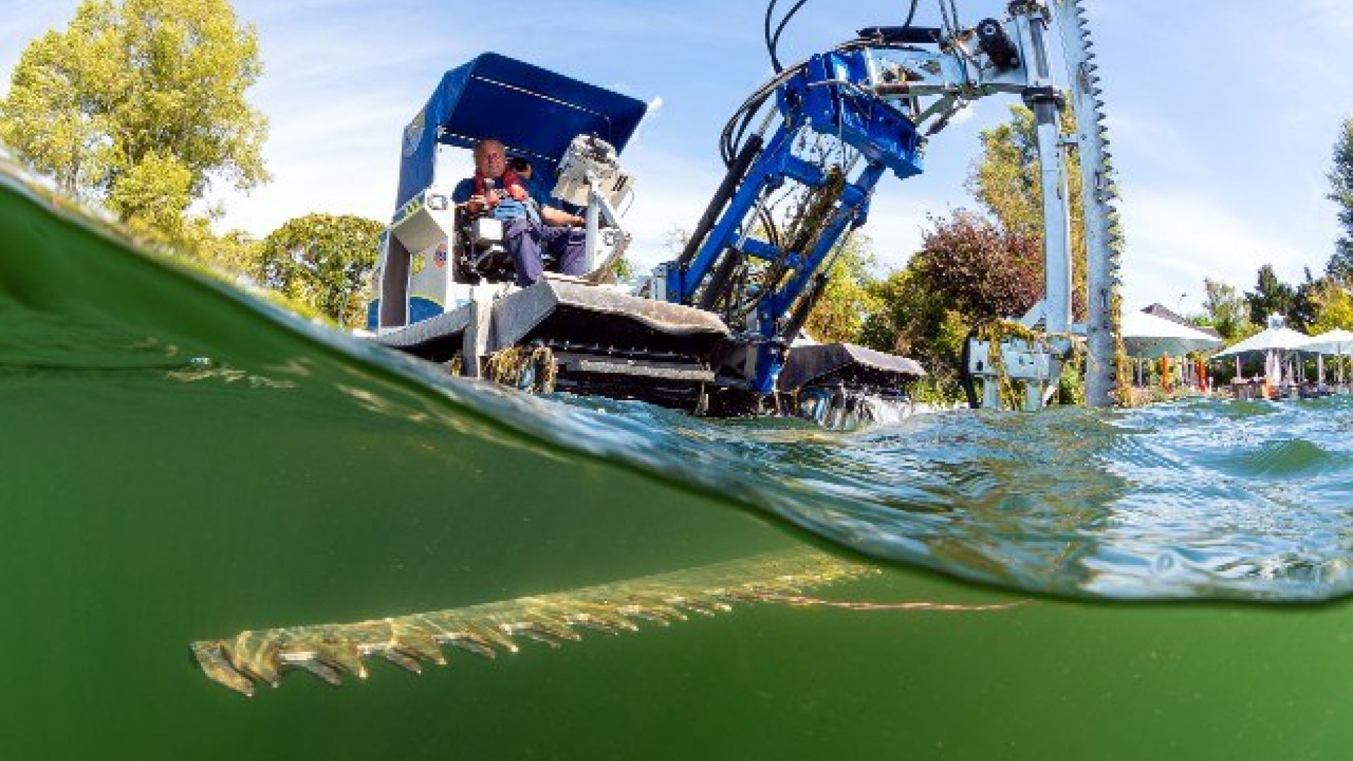 Mähboot im Einsatz vom Wasser aus fotografiert