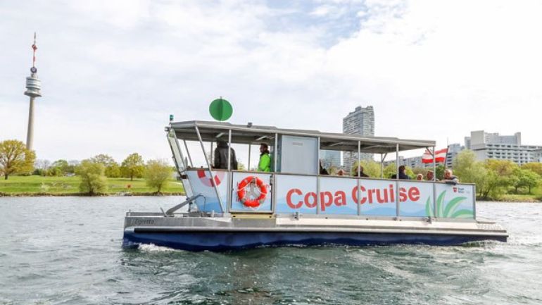 copyright: PID/Christian Fürthner Fährbook auf dem Wasser, im Hintergrund der Donauturm