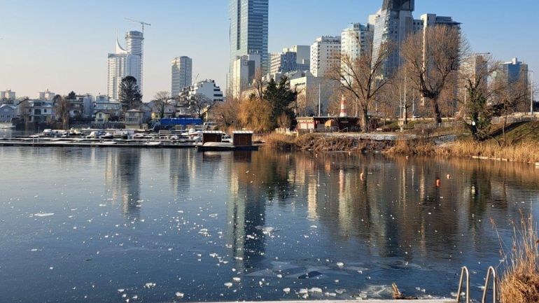 Alte Donau mit geschlossener Eisdecke