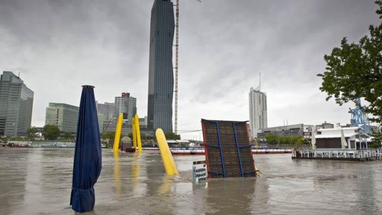 copyright: PID - Christian Houdek Überflutete Donauinsel, im Hintergrund der DC-Tower