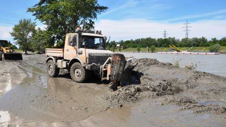 copyright: MA 45 - Thomas Kozuh-Schneeberger Schlamm am Ufer nach dem Hochwasser 2013 wird mit schwerem Gerät beseitigt