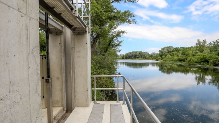 copyright: Stadt Wien / Christian Fürthner Dotationsanlage in der oberen Lobau mit Gewässer im Hintergrund