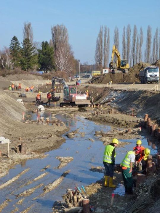 Renaturierung des Petersbaches: Bagger und Arbeiter