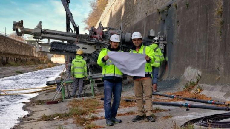 copyright: Wiener Gewässer (MA 45) / Kalab Bauarbeiter in einem Flussbett lesen Plan