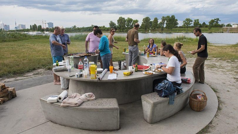 Mehrere Menschen nutzen den Grillplatz