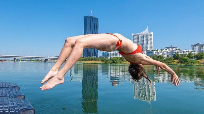 Frau springt rückwärts in die Donau