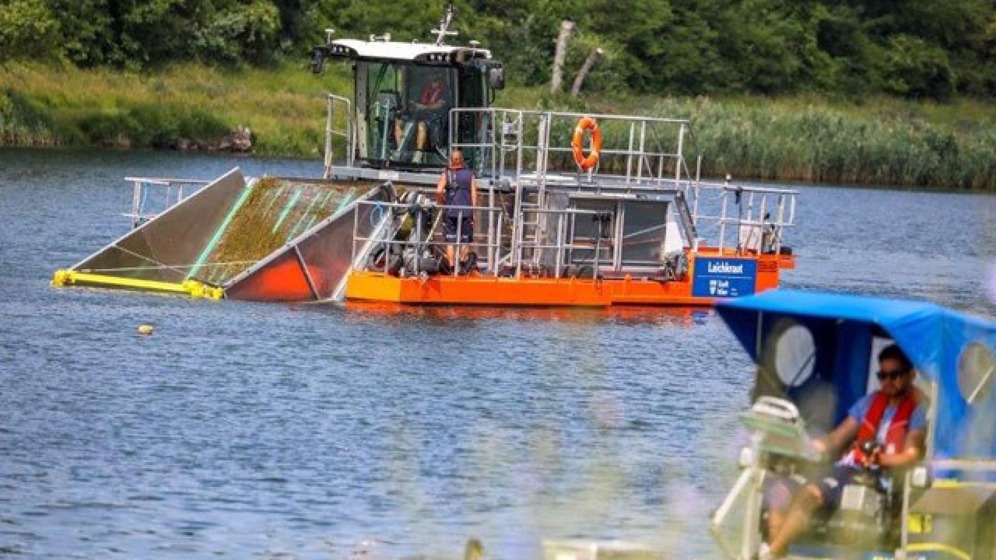 Mähboot auf der Alten Donau