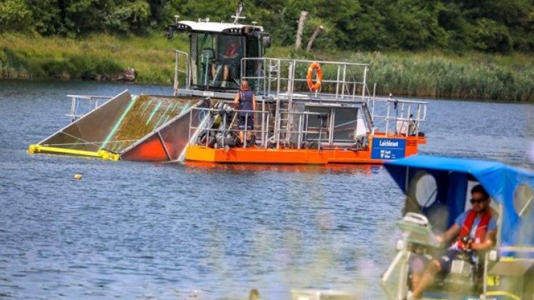 copyright: PID / Christian Fürthner Mähboot auf der Alten Donau