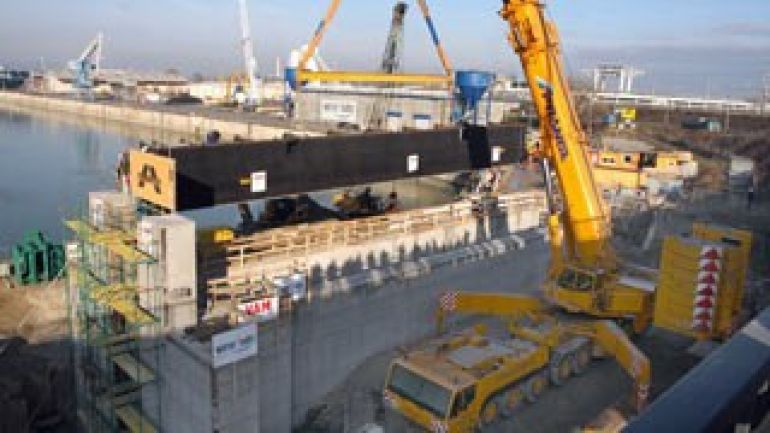 Kran mit Bauteil des Hafentors