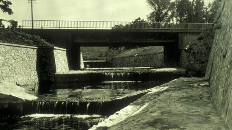 Künstlicher stufenförmiger Wasserfall des Liesingbachs