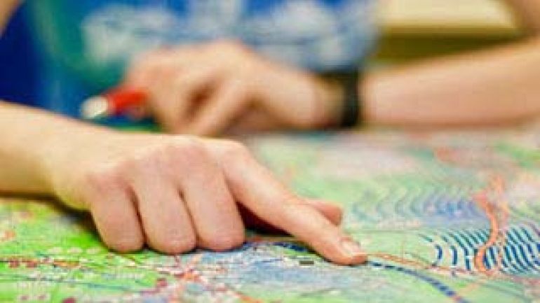 Finger zeigt auf Schichtenplan