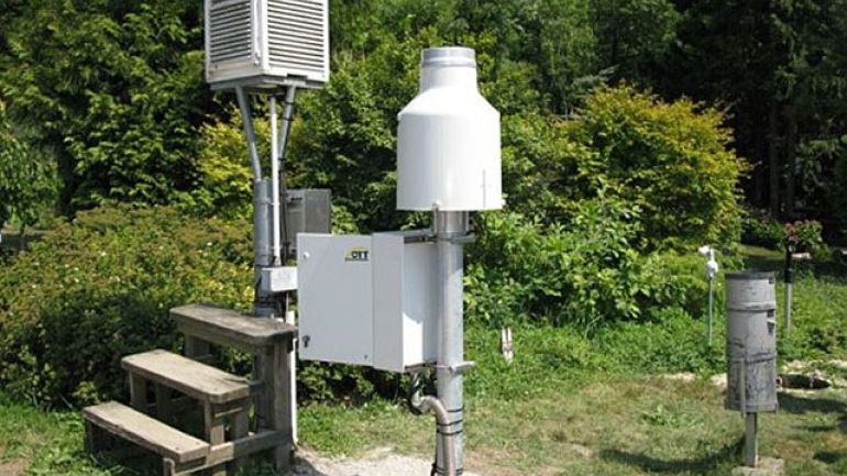 Mehrere Vorrichtungen in der Natur um Grundwasserstand zu messen