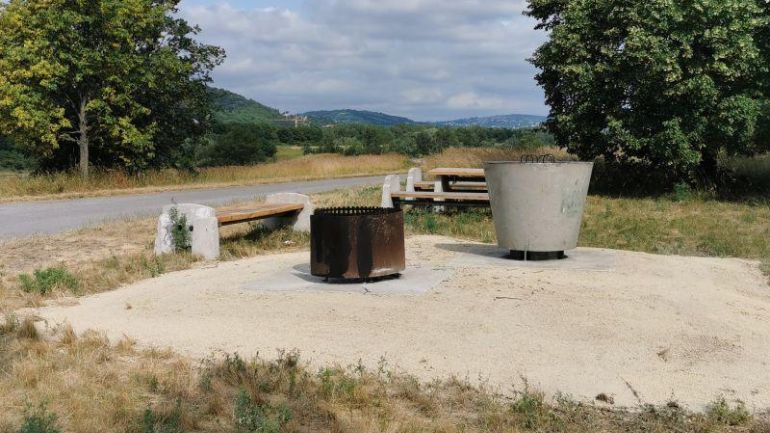 copyright: MA 45 Grillplatz mit Tisch und Bänken