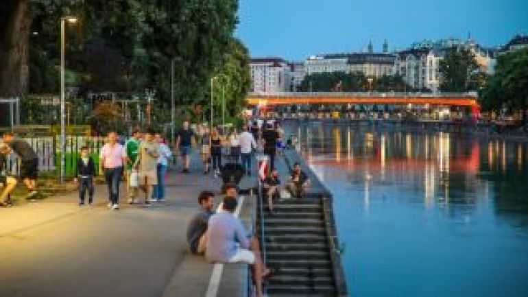 Uferpromenade am Donaukanal mit Bars und Gästen