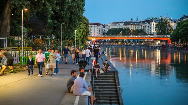 Uferpromenade am Donaukanal mit Bars und Gästen