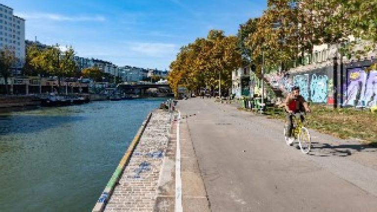 Seniorin radelt am Wiener Donaukanal