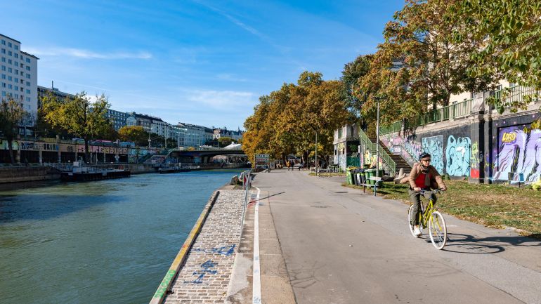 copyright: www.frischesgras.at Seniorin radelt am Wiener Donaukanal
