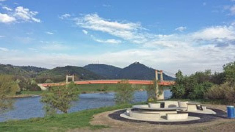 copyright: MA 45/Kozuh-Schneeberger Grillplatz aus Beton an der Donau