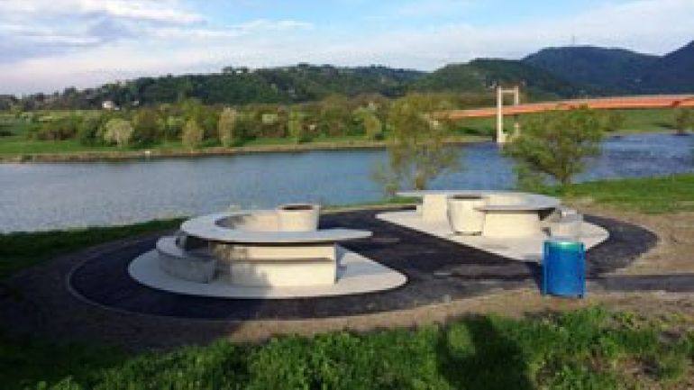 copyright: MA 45/Kozuh-Schneeberger Grillplatz aus Beton an der Donau