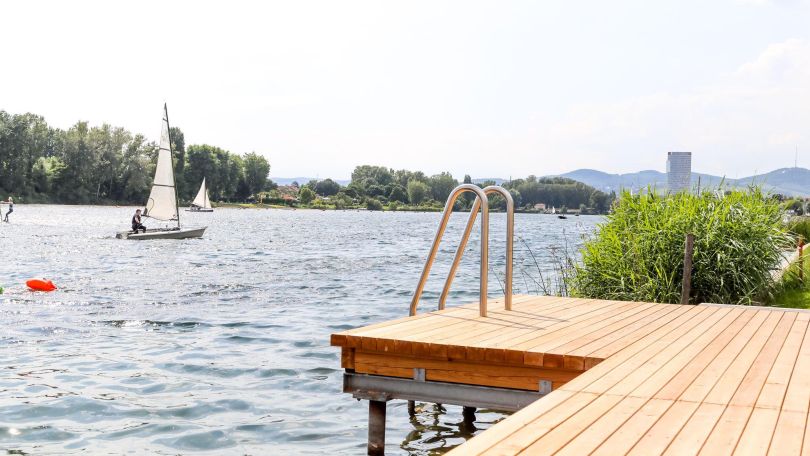 copyright: Wiener Gewässer (MA 45) / Wiener Wildnis Badesteg an der Alten Donau mit Segler im Hintergrund