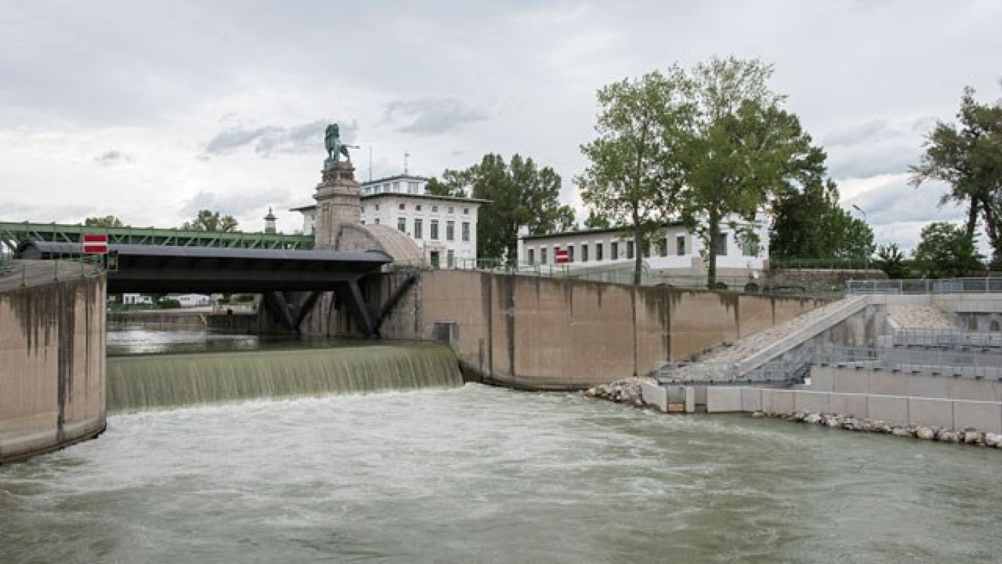 Die Schemerlbrücke über die Donau mit der Fischaufstiegshilfe rechts daneben.