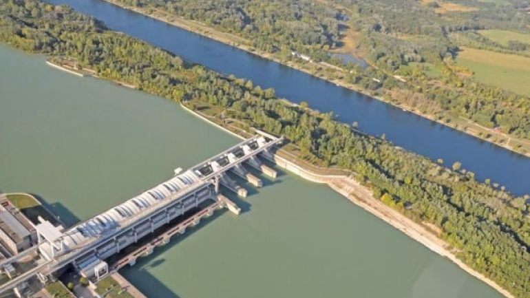 Kraftwerk an der Donau aus der Vogelperspektive