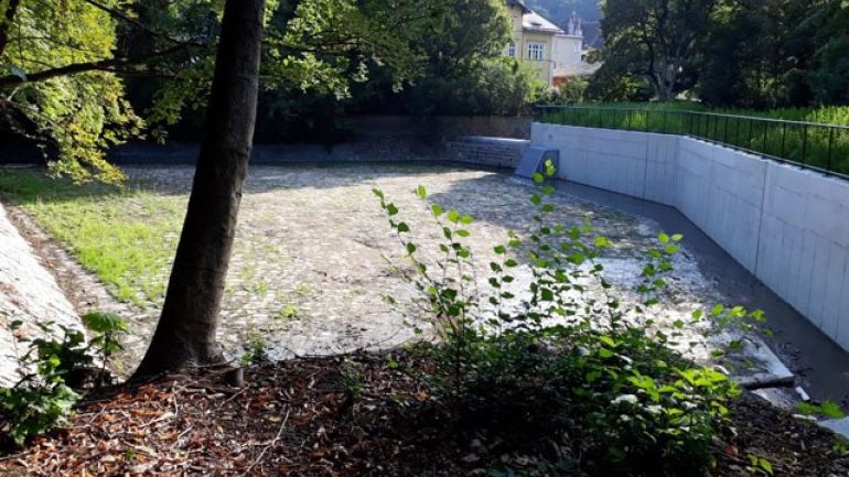 copyright: MA 45 Becken aus Beton mit Bäumen rundherum